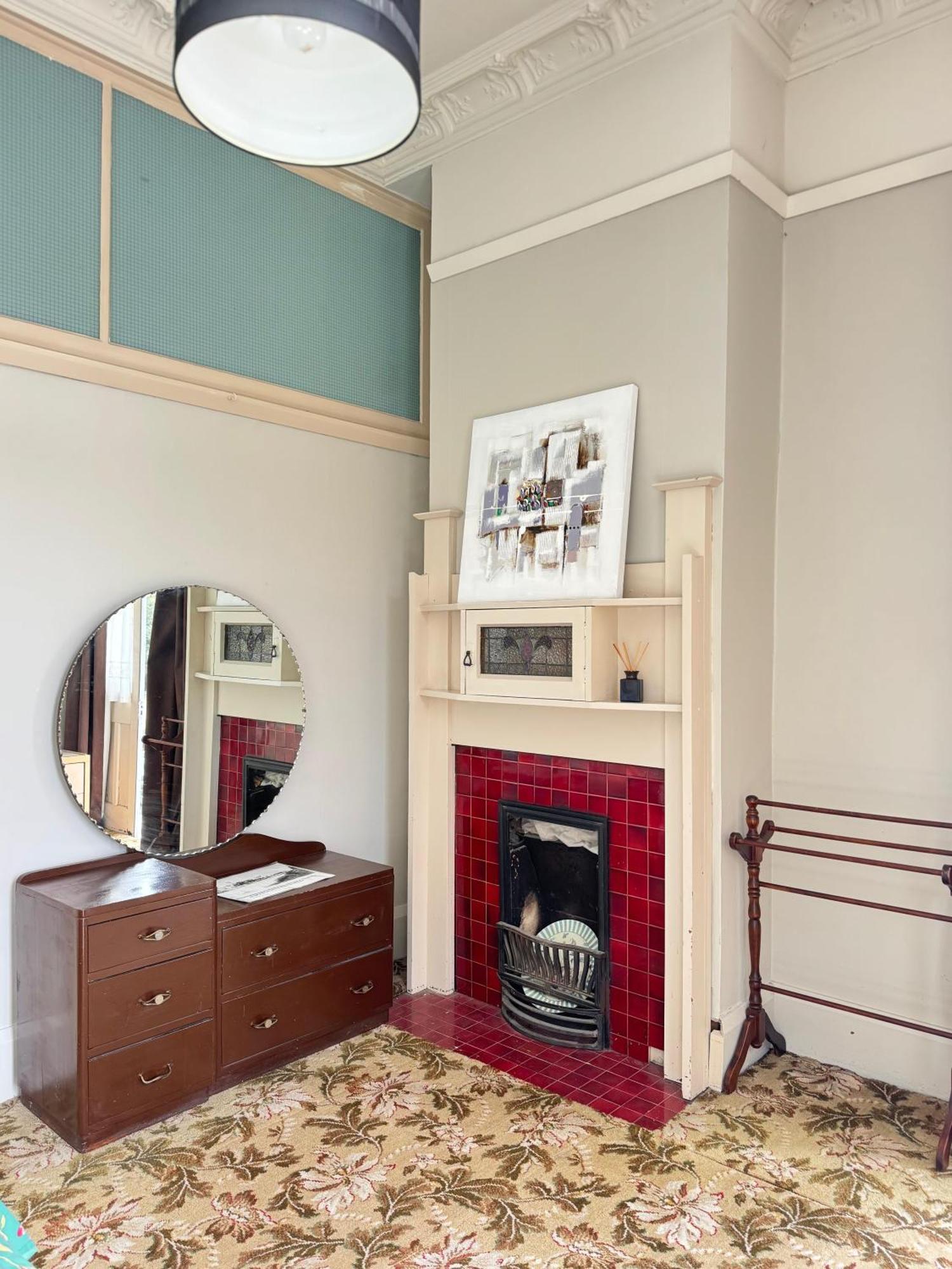 Gladstone 3*